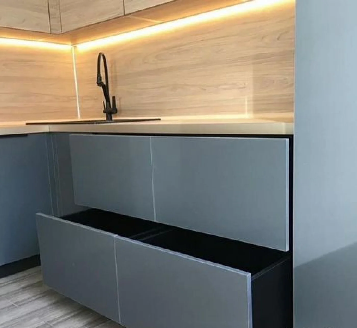 Стильная кухня на заказ из МДФ с фрезеровкой и подсветкой