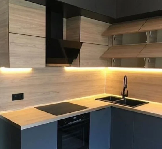 Стильная кухня на заказ из МДФ с фрезеровкой и подсветкой